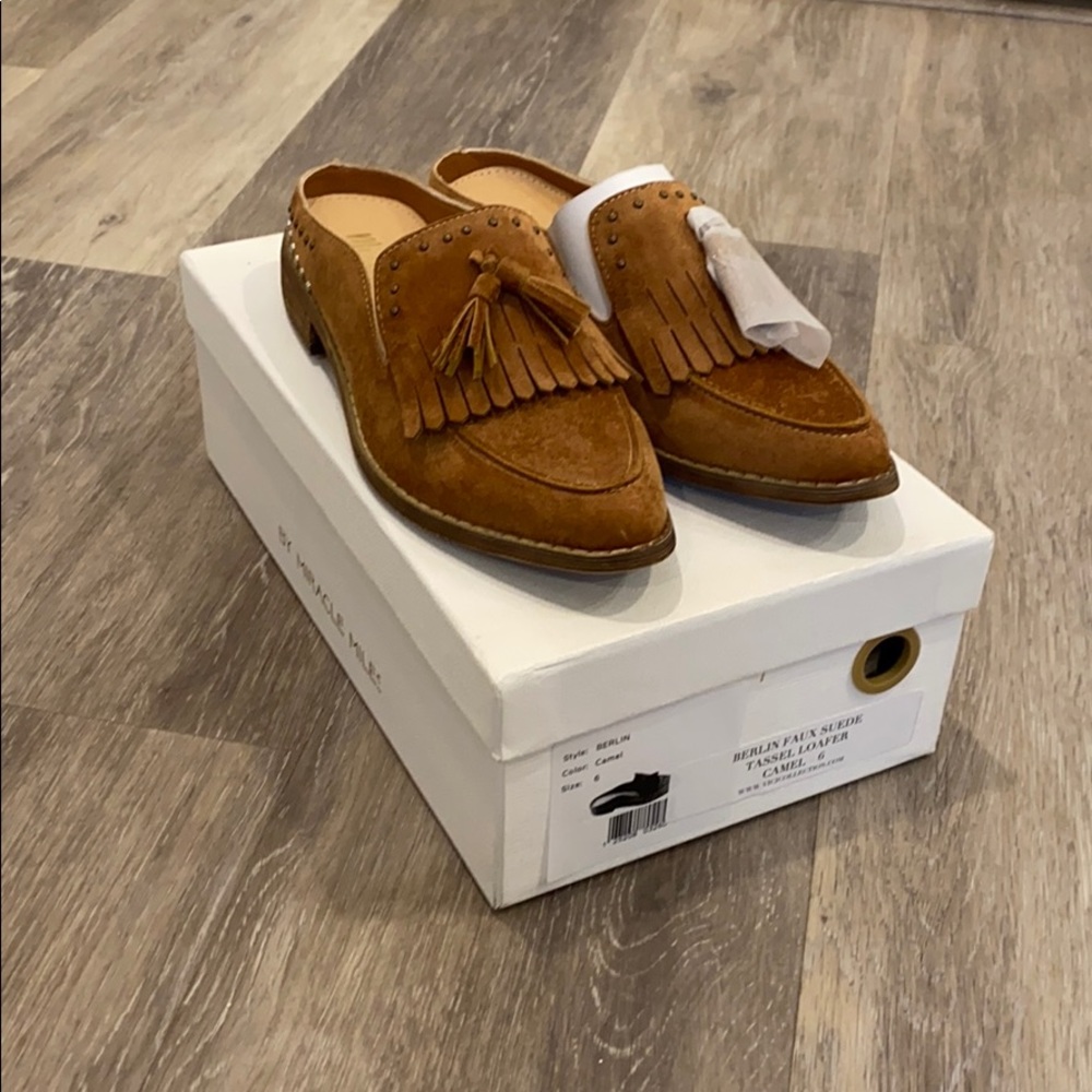 🆕Size 6 Berlin Faux Suede Tassel lofer